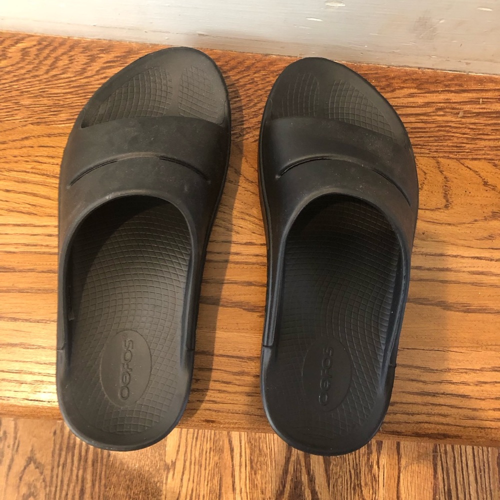 Oofos Ooahh Womens/Men’s slides. Size 8/39 Women. Size 6 Men. New.